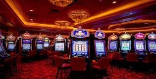 Dealer Live Blackjack lawu88 di studio profesional dengan kamera HD